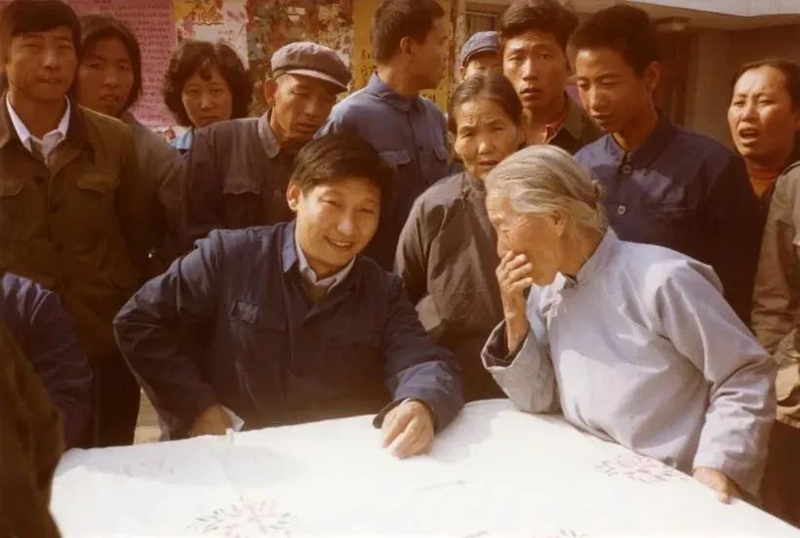 1983年，時(shí)任河北正定縣委書(shū)記的習近平，臨時(shí)在大街上擺桌子聽(tīng)取老百姓意見(jiàn)。