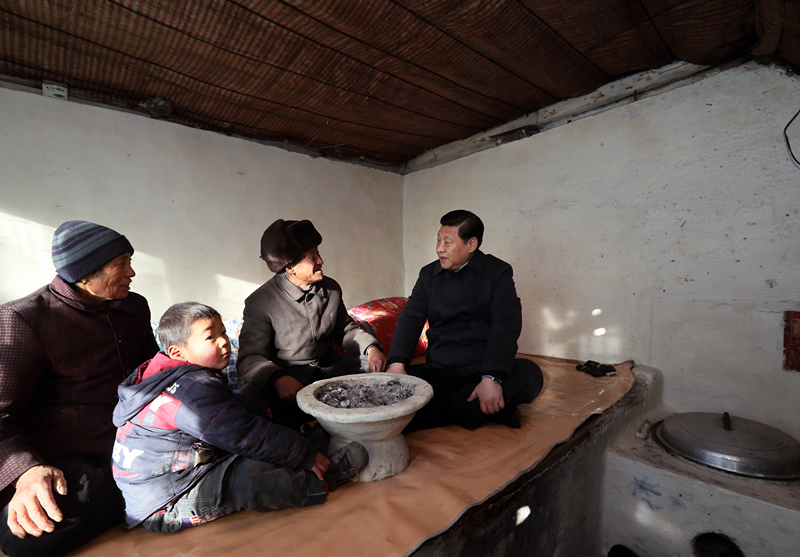 2012年12月30日，習近平在河北省阜平縣龍泉關(guān)鎮駱駝灣村看望唐榮斌老人一家。