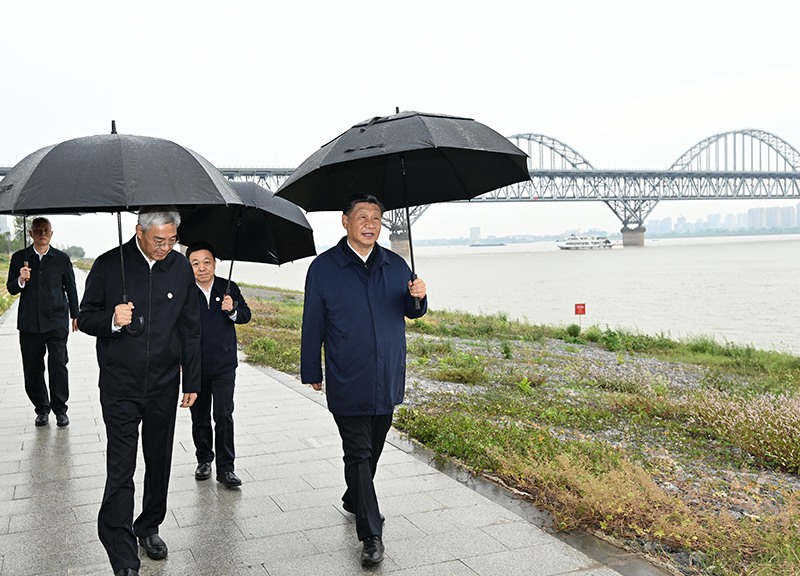 2023年10月10日，習近平總書(shū)記在江西長(cháng)江國家文化公園九江城區段冒雨考察。