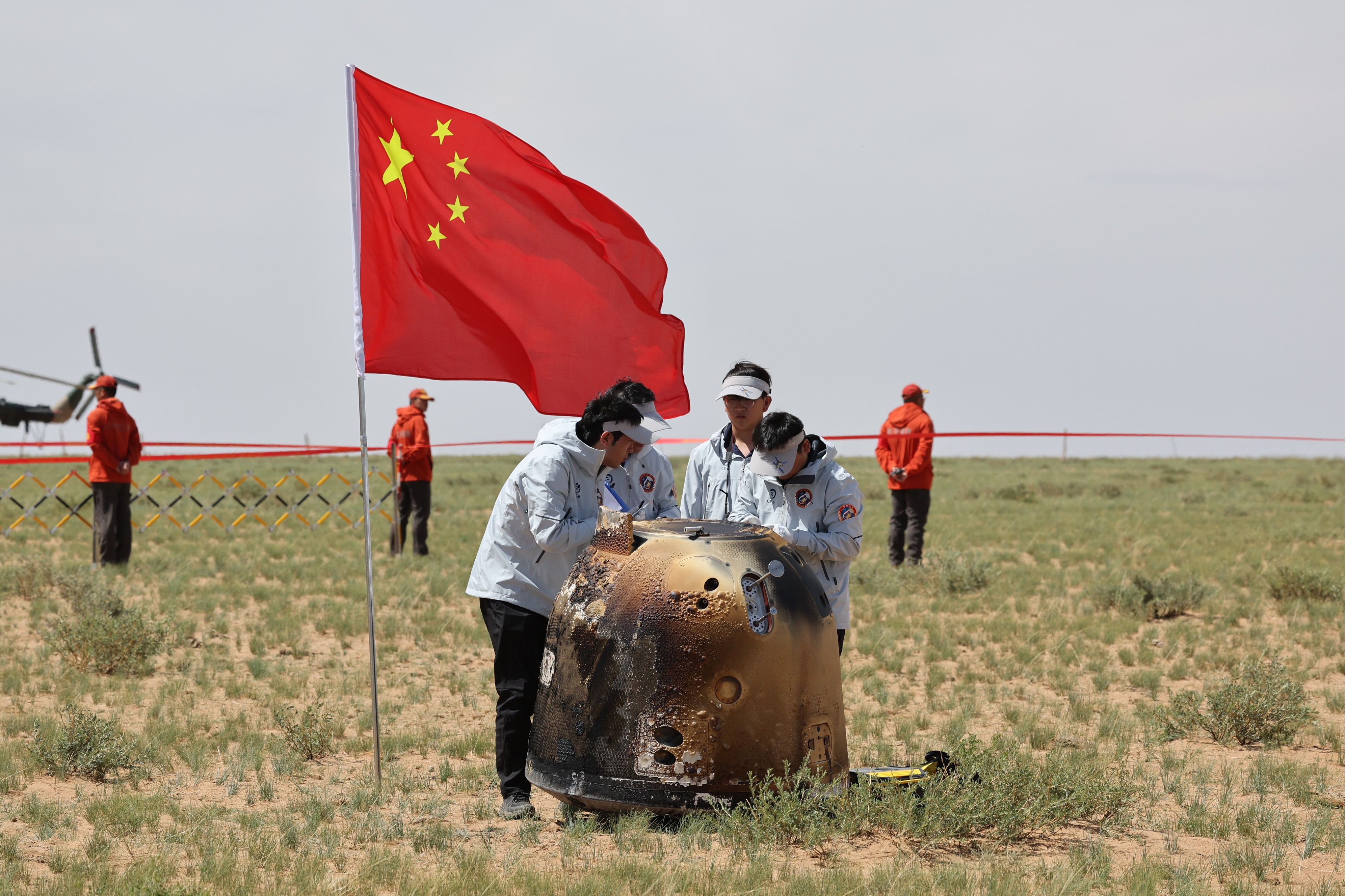 6月25日拍攝的嫦娥六號返回器回收現(xiàn)場。